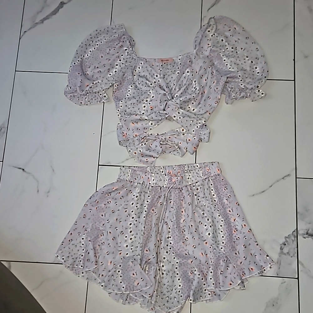 2-piece set shorts and short sleeve crop criss cross tie